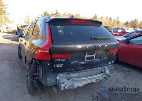 2025 Volvo Xc60 B5 Plus z USA, uszkodzony, nr VIN YV4M12RC2S1132405